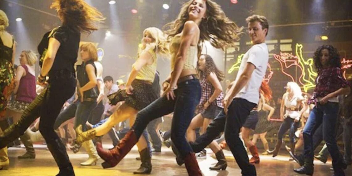 grupo personas bailando line dancing