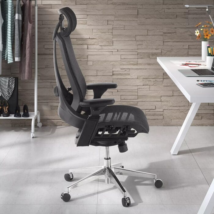 Silla de oficina negra con ruedas en un despacho