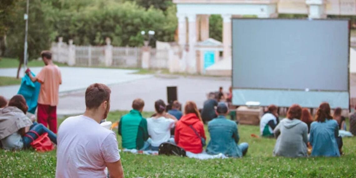 personas al aire libre observando pantalla