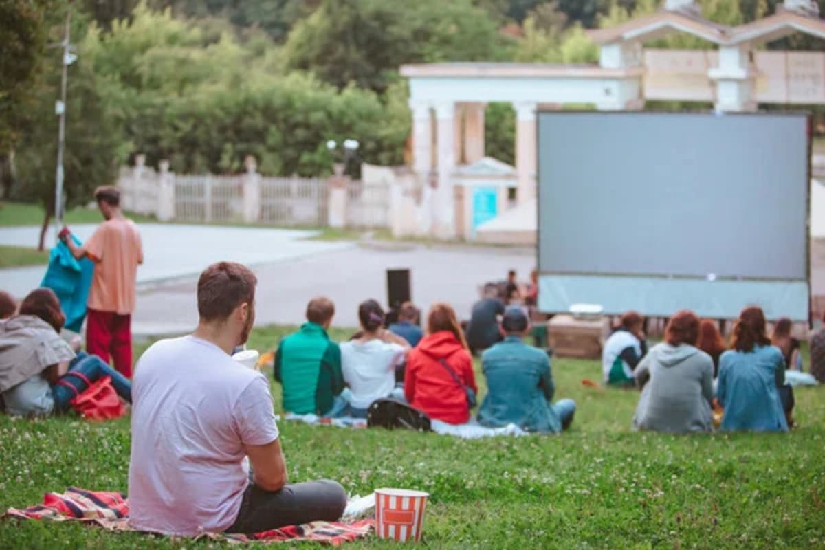 personas al aire libre observando pantalla