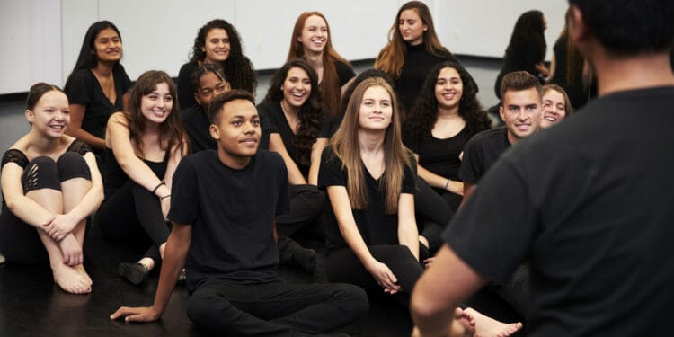 estudiantes con maestro de improvisación