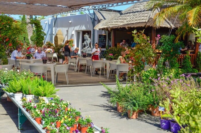 terraza con plantas y flores en Bali Café en Jávea