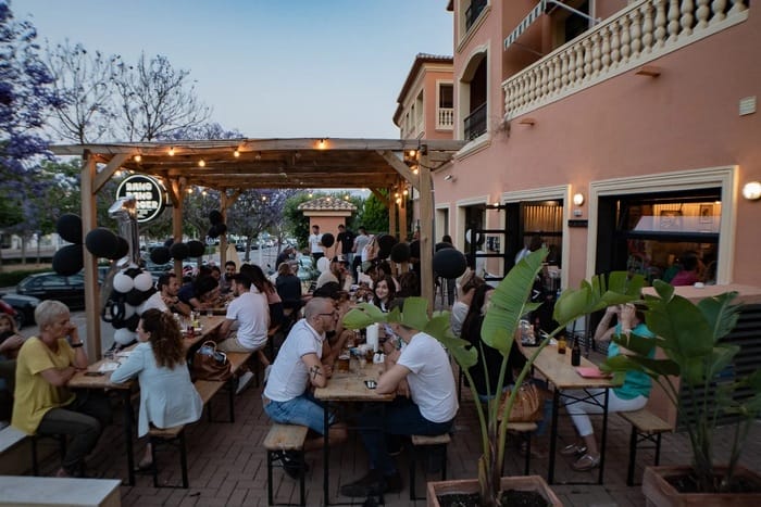 terraza en Bang Bang Burger