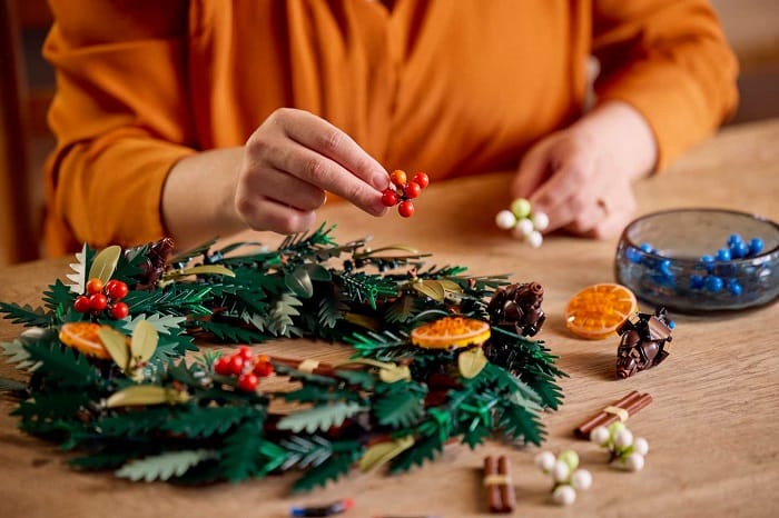 Persona construyendo la corona de LEGO