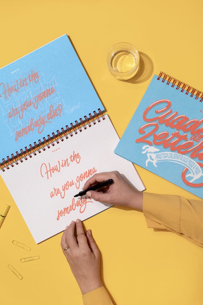 modelos del curso de lettering con fondo amarillo