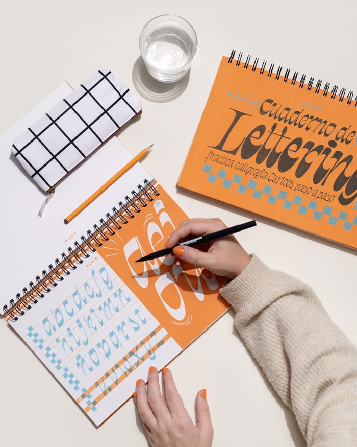 lettering con cuaderno naranja