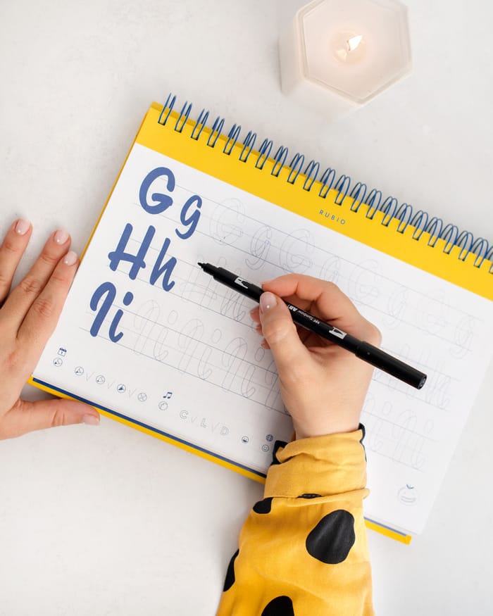 lettering cuaderno amarillo