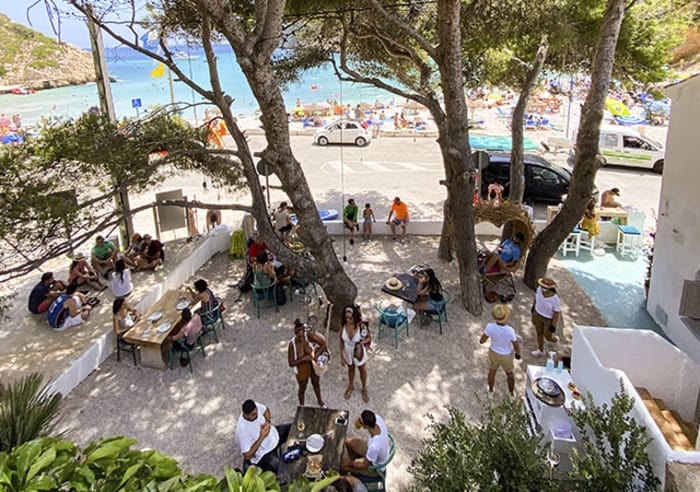 vista desde arriba del bar La Bandida junto al mar