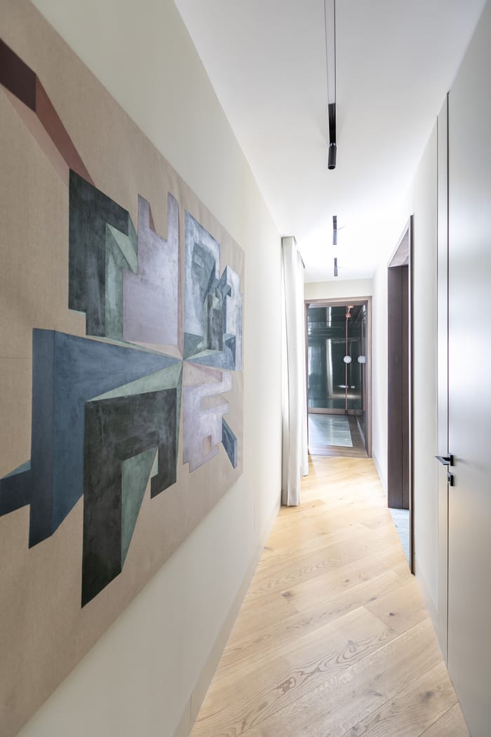 Cuadro moderno en pasillo