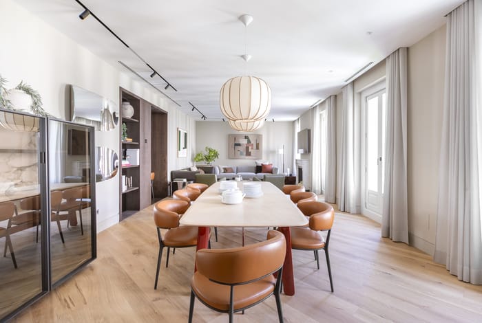 Comedor en vivienda moderna con sillas de cuero tonos marrones