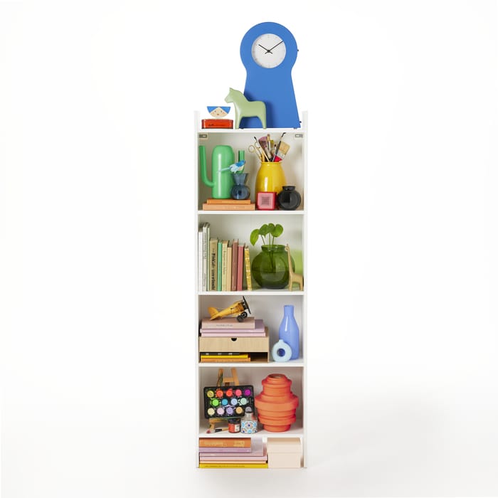 estante blanco con elementos coloridos