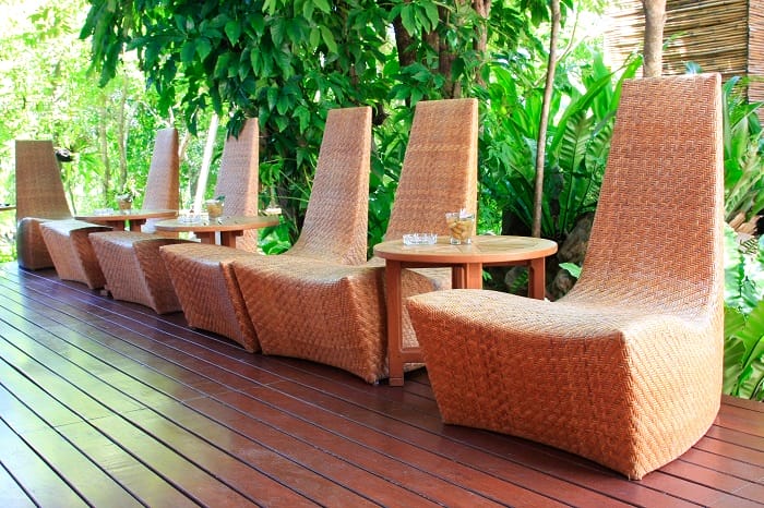 Silla de bambú en línea en una terraza