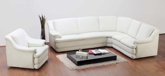 Salón con un sofá y un sillón de color blanco. Diseño de muebles con materiales sostenibles