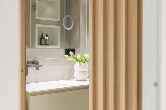 Baño con iluminación ambiental suave, creando un ambiente relajante y acogedor
