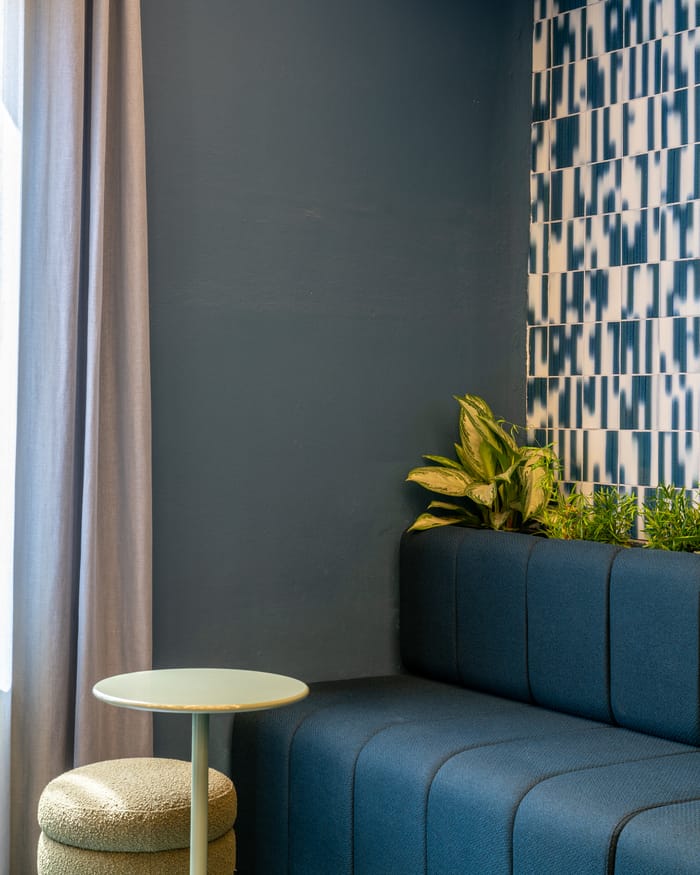 sofá azul con zona verde