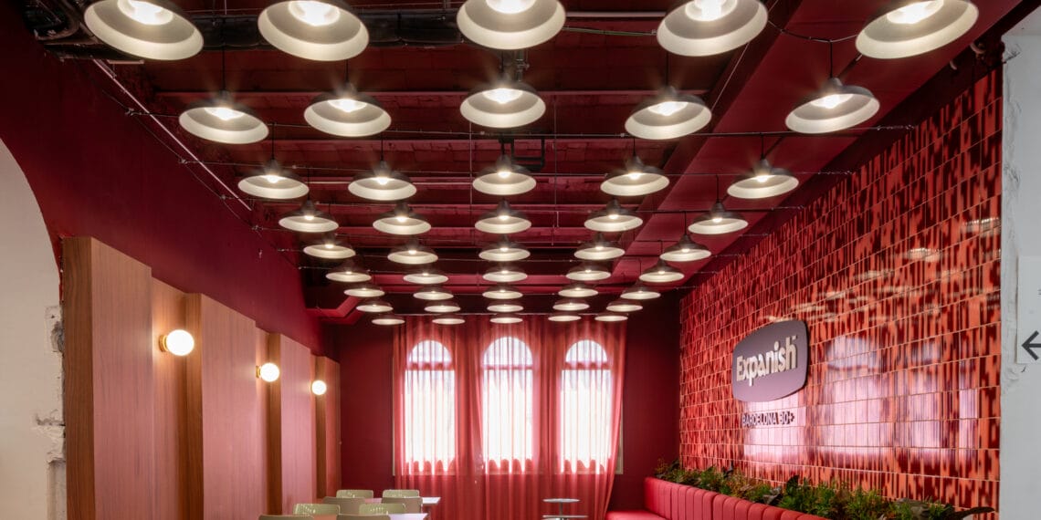 techo con lamparas y salón rojo