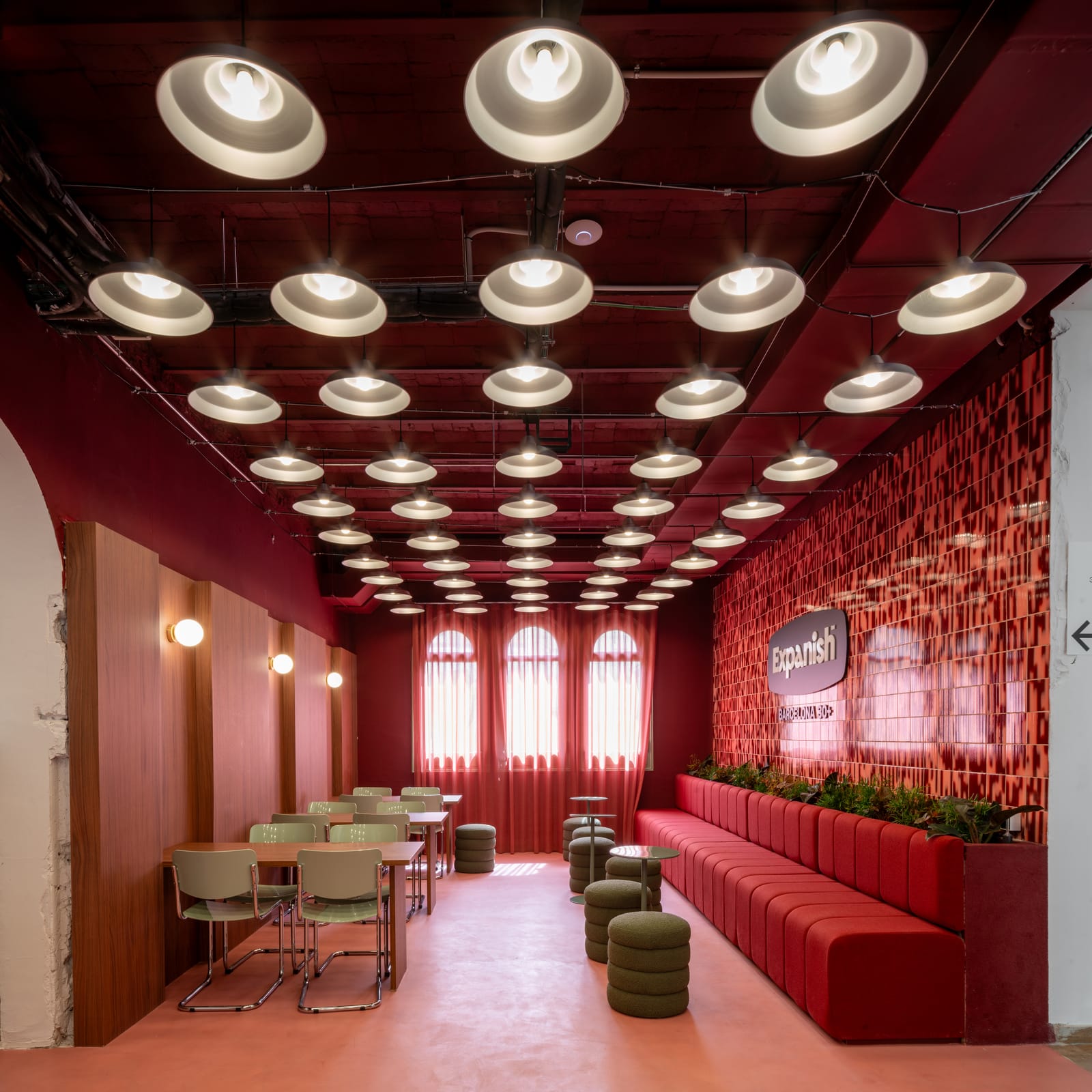 techo con lamparas y salón rojo