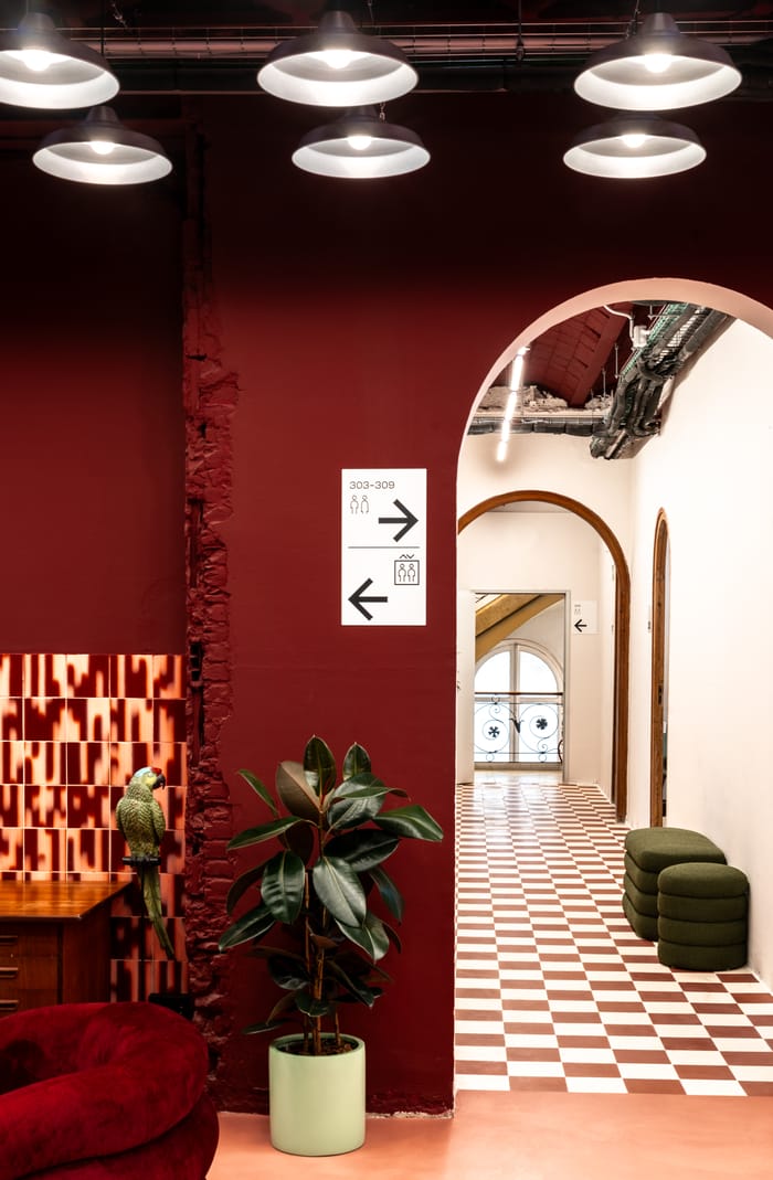 pasillo paredes rojas en Casa Degli