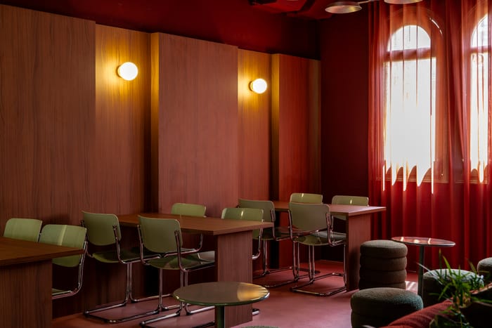 salón de estudios con escritorios verdes