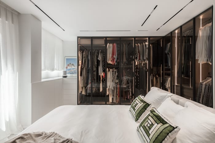 Iluminación ambiental en la habitación, con luces suaves que crean un ambiente relajante para descansar.