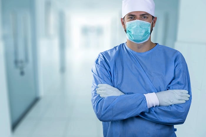 Hombre con guantes y mascarilla cómo trabajar en un hospital público