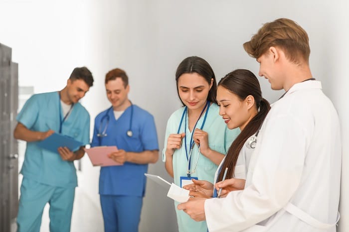 Grupo de personal sanitario charlando en el hospital