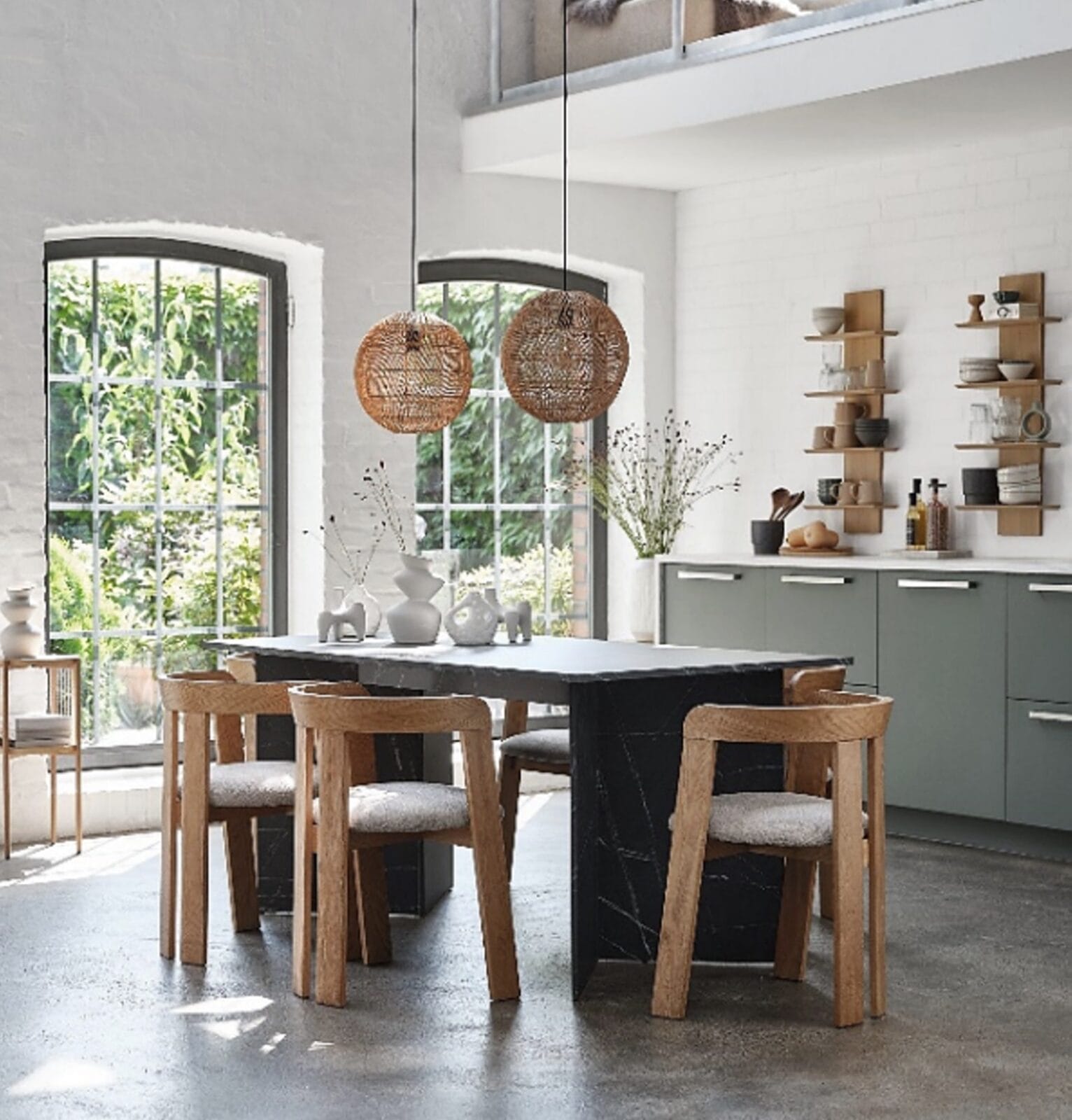 salón con ventanas grandes y lamparas