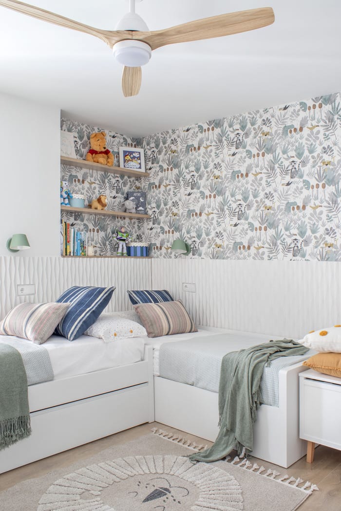 Habitación infantil con pared decorada con arte abstracto en un piso de Valencia