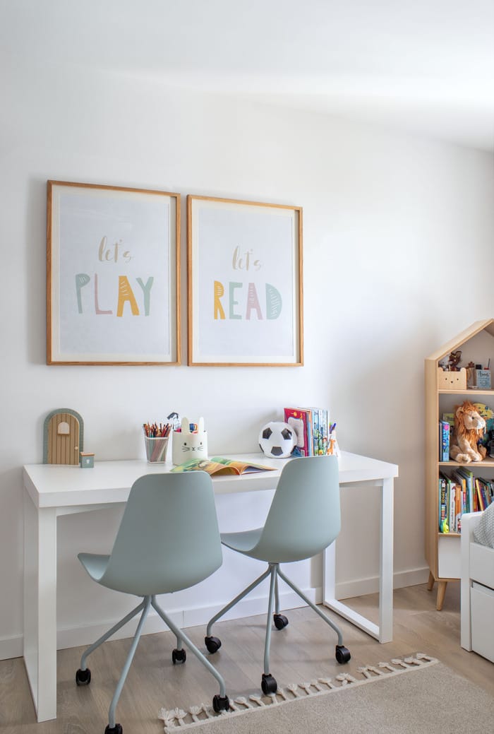 Habitación infantil en un piso valenciano, rediseñada por Anabel Soria, con muebles funcionales y una paleta de colores pasteles