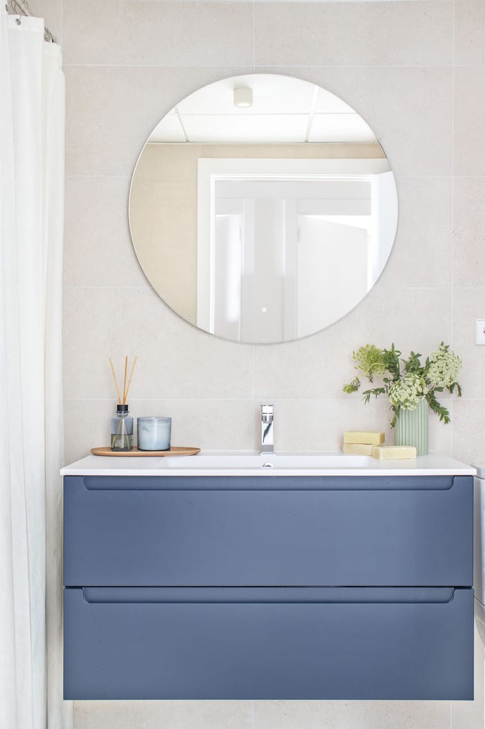Espejo circular decorativo con mueble azul