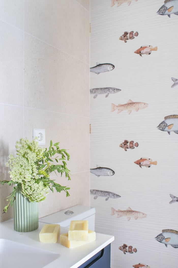 Pared decorada en un baño en el piso reformado en Valencia