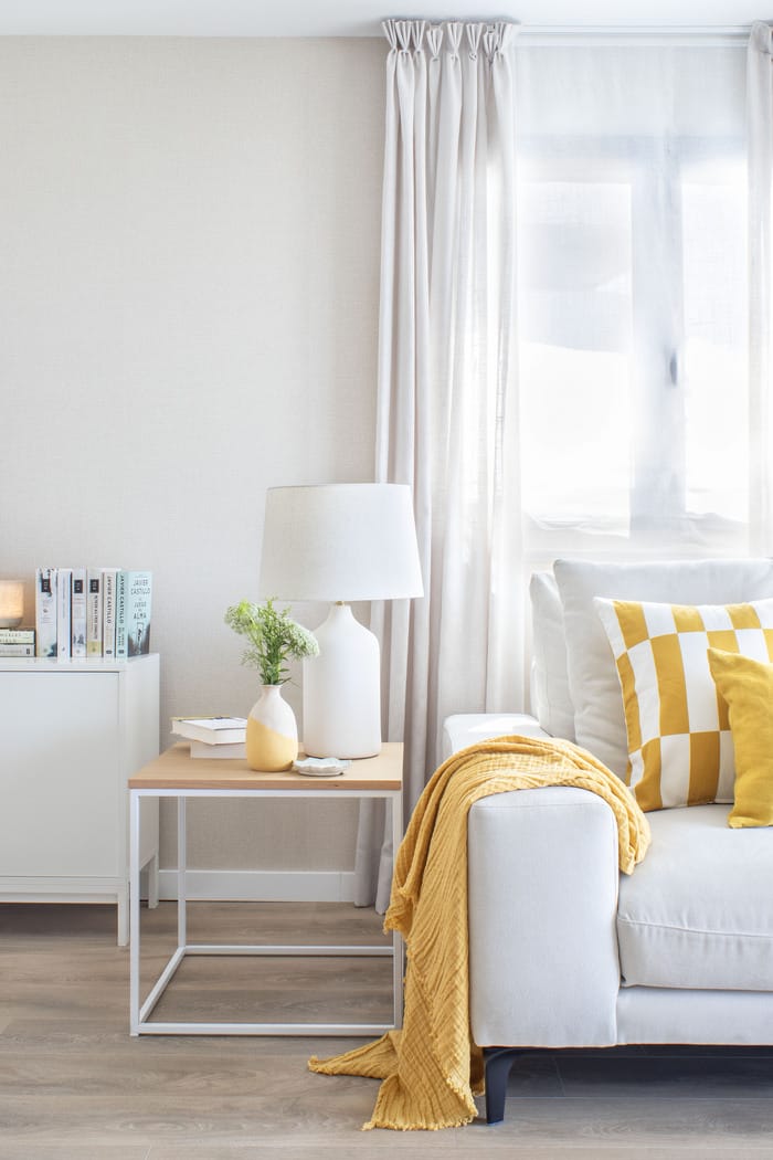 mobiliario blanco con sofá blanco y color amarillo llamativo