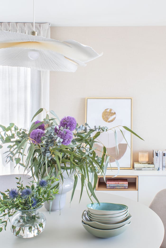 Mesa decorado moderno con plantas y flores para dar