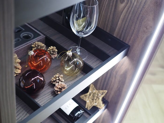 objetos navideños en almacenaje de madera oscura