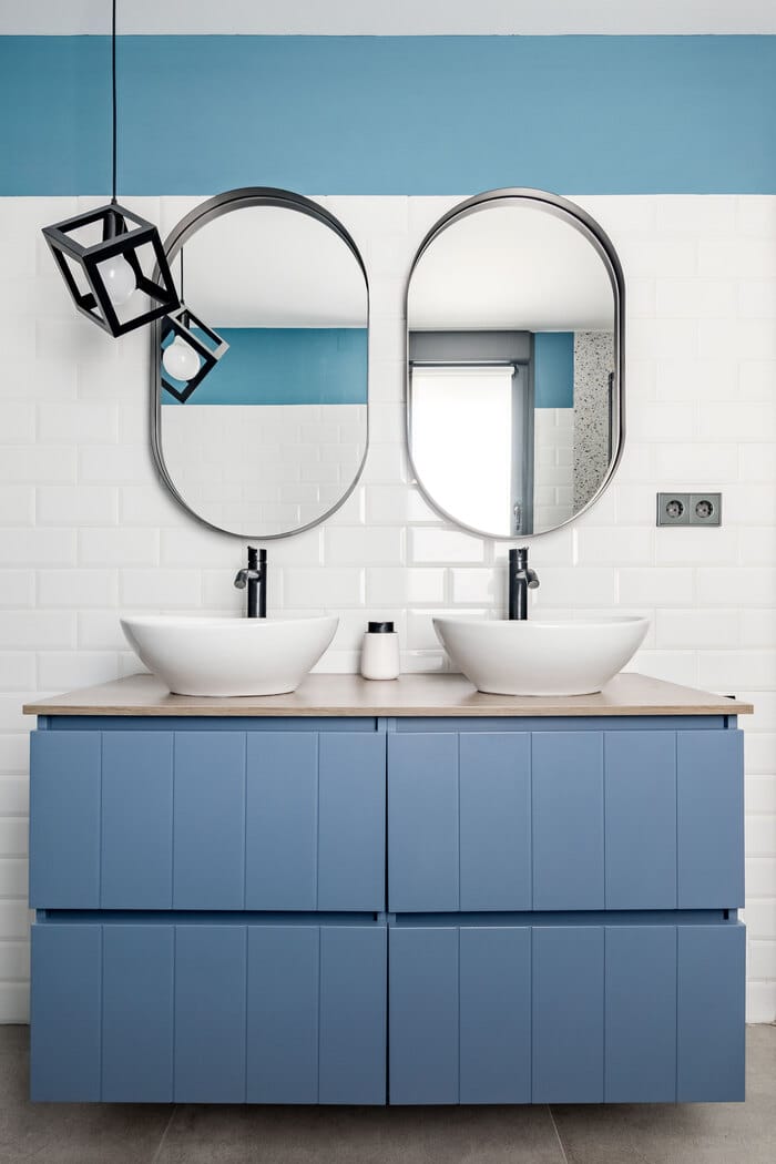 Baño infantil con azulejos tipo metro y detalles en azul y blanco, proyecto de vivienda adosada ALEM Arquitectura