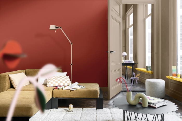 Espacio de salón decorado en tonos azul, amarillo y rojo, donde el azul aporta serenidad, el amarillo luminosidad, y el rojo un toque de energía y calidez