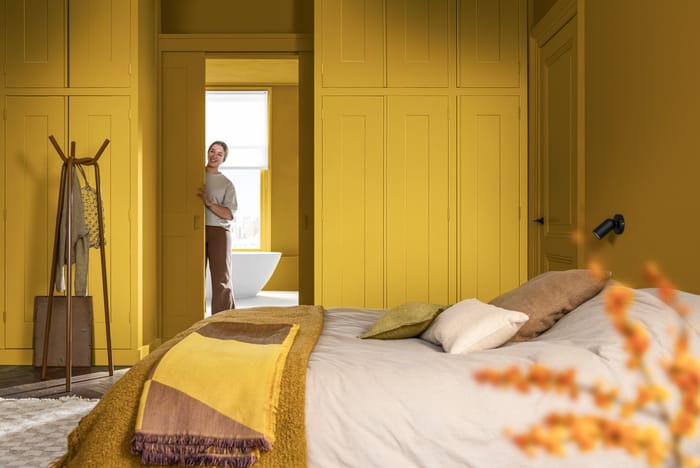 Colores en equilibrio de marrón, blanco y amarillo, que crean una atmósfera acogedora y llena de luz en la habitación