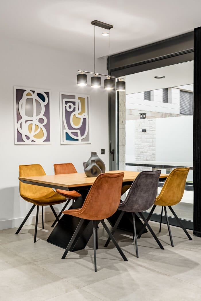 comedor con mesa de madera y sillas con colores tierras y naranjas