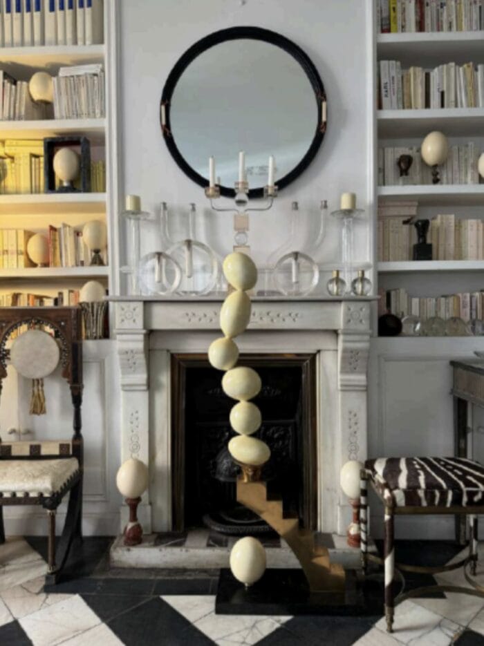 Escultura abstracta de Erick Yerno, que juega con formas orgánicas y materiales contemporáneos, fusionando la tradición del arte clásico con una visión innovadora y minimalista.