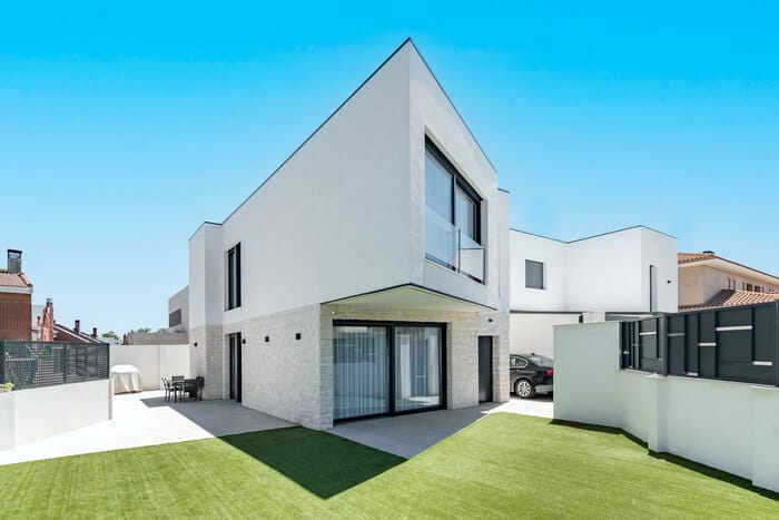 Vista de fachada con voladizo y diseño de líneas limpias proyecto arquitectónico de ALEM Arquitectura