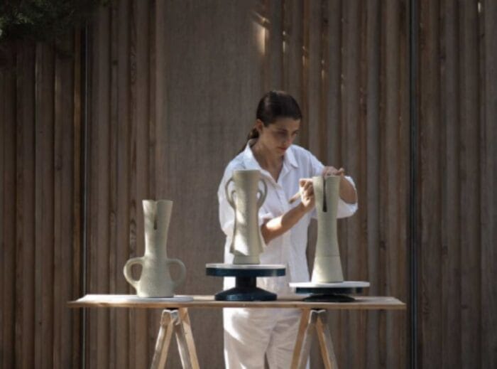 Cerámica artesanal de Ladio Ceramics, creada por Laura de Grinyo, combinando diseño moderno y materiales naturales en una pieza decorativa de estilo único