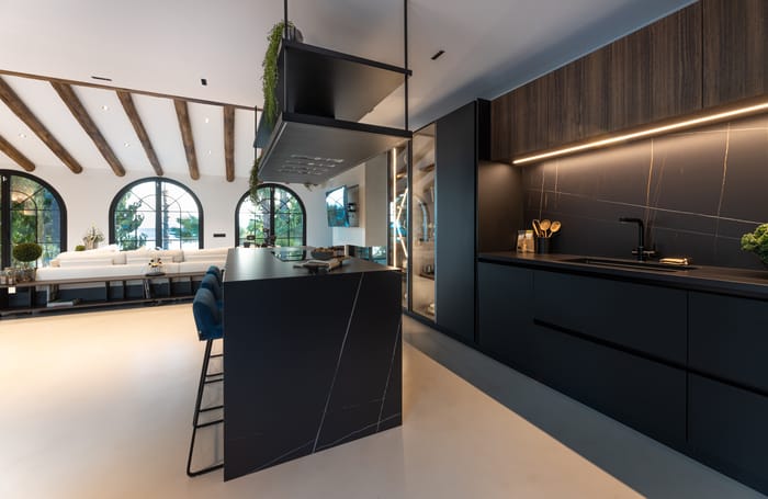 Mueble despensero KANDEM SIDE con iluminación integrada, diseñado para optimizar el almacenamiento y añadir una fuente de luz indirecta a la cocina