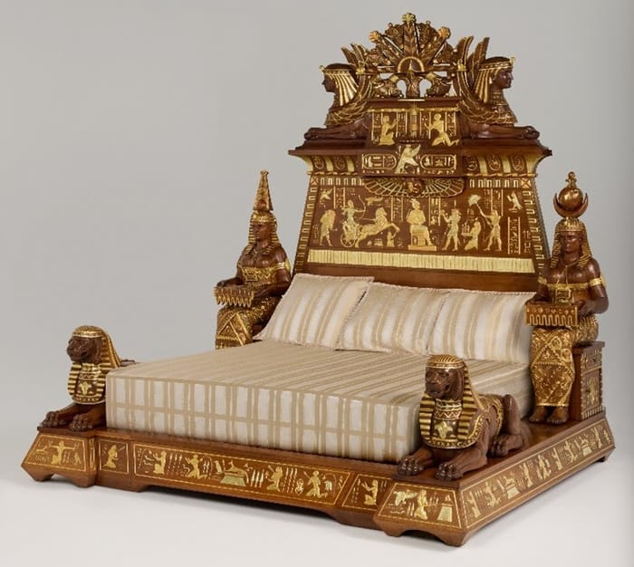 Cama antigua con bronce