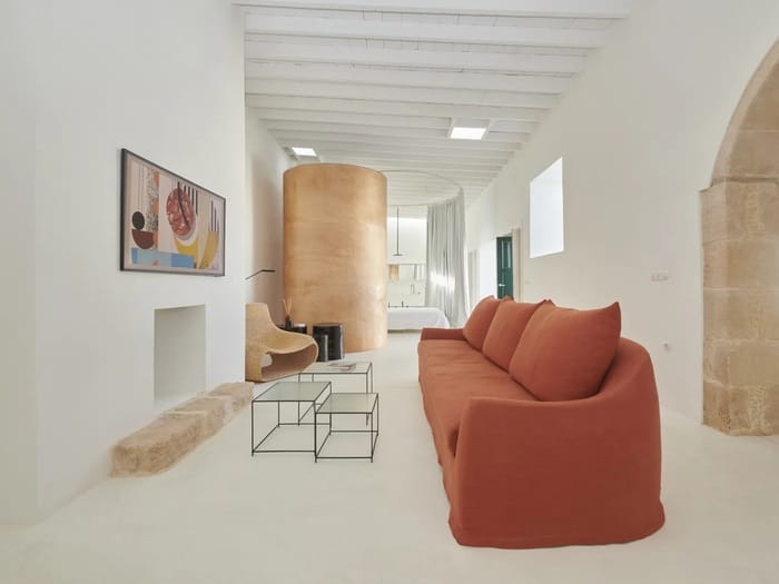 casa diseñado minimalista, sofá naranja en un terno completamente blanco