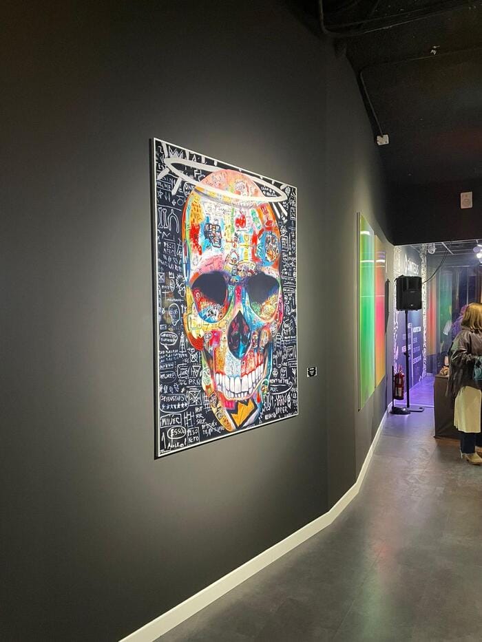 Detalle del mural de calavera, obra de René Mäkelä, con un diseño contemporáneo impactante