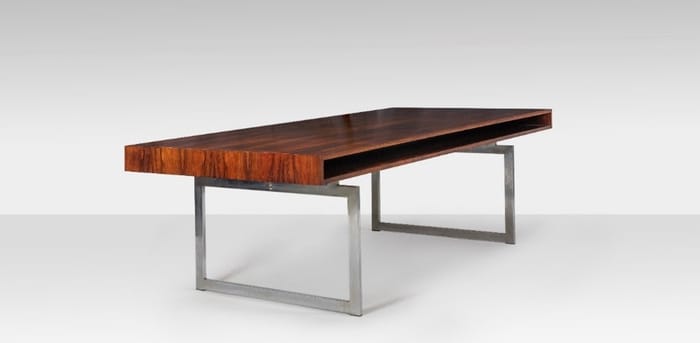 Mueble de diseño del siglo XVIII en exhibición en BRAFA 2025, con detalles ornamentales tallados a mano y acabados en madera de lujo