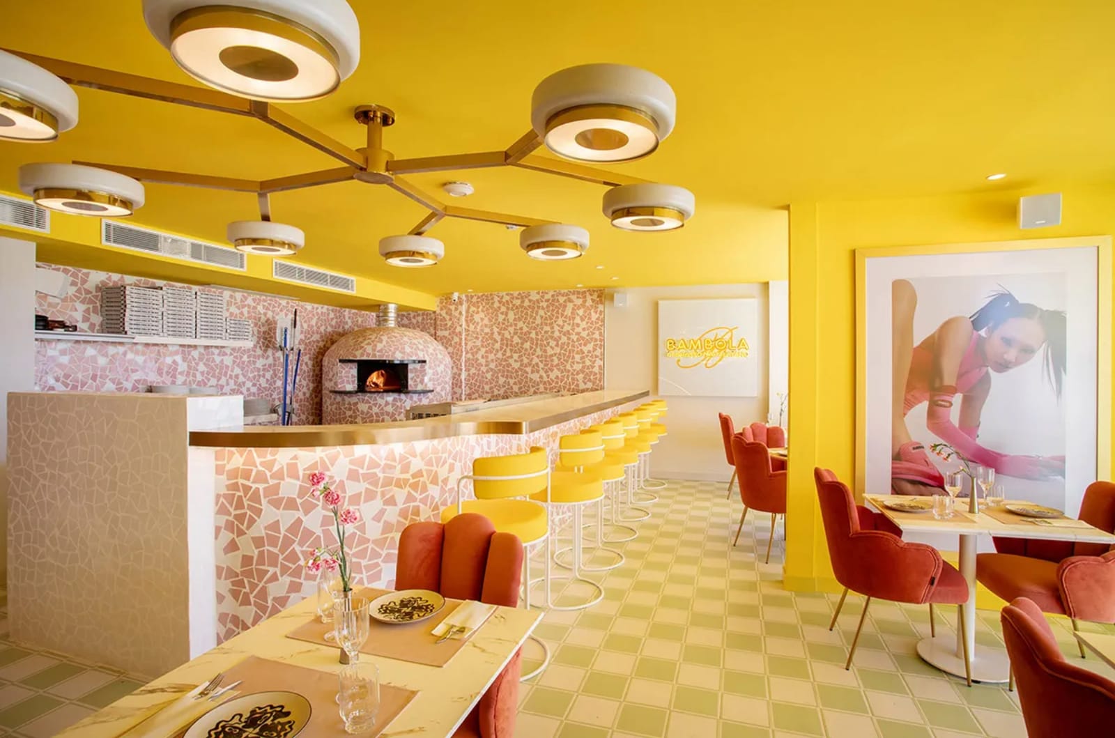 hotel con diseño retro, colorido, donde reina el amarillo, rojo y rosa