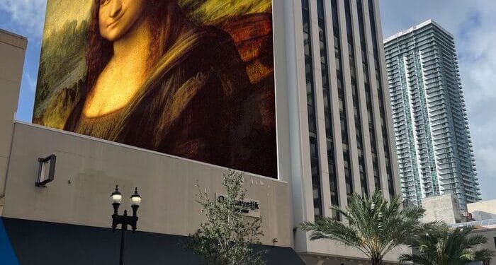 El artista español René Mäkelä trabaja en un nuevo mural clásico en el centro de Miami