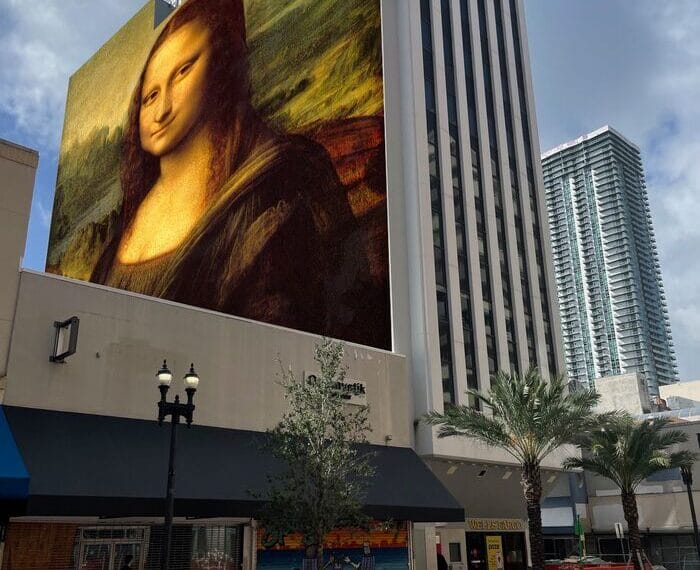 El artista español René Mäkelä trabaja en un nuevo mural clásico en el centro de Miami
