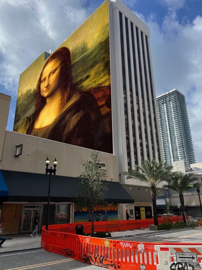 El artista español René Mäkelä trabaja en un nuevo mural clásico en el centro de Miami